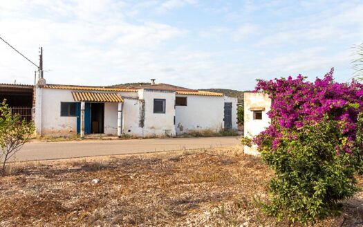 Almacen agricola de 1904 m2 y terreno de 3917 m2. A tan solo 2 km del centro!