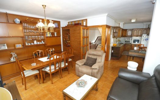 Casa esquinera con local. Ideal familias!