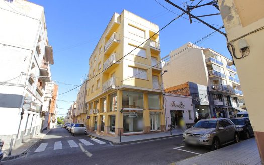 Edificio en pleno centro con tres vivendas semi terminadas. Ideal para inversores!