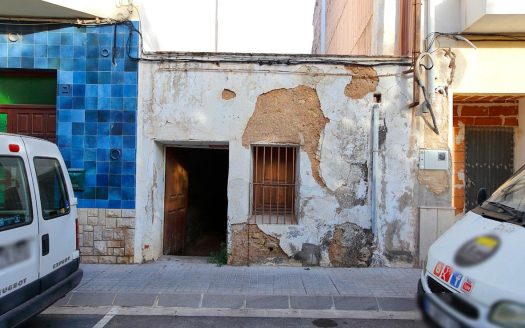 Casa para reformar con patio trasero. Buena orientacion.