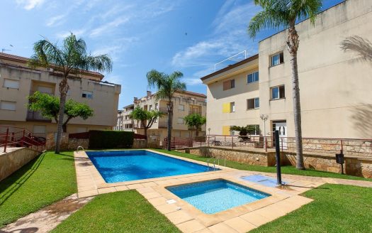 Planta baja con patio y piscina