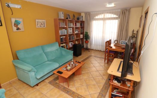 Casa en Ulldecona con garage y pequeña piscina en la terraza.